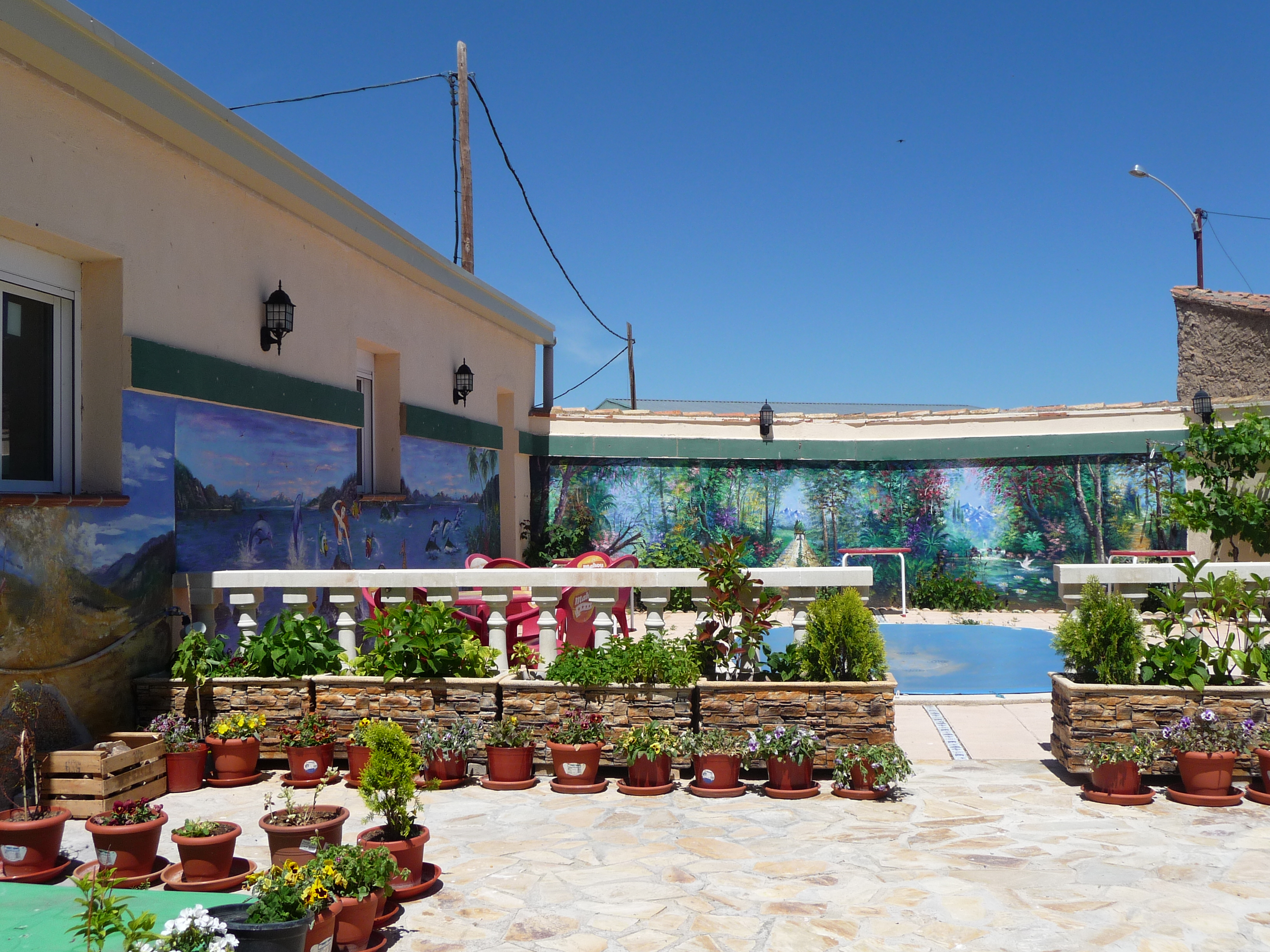 Patio, jardín y piscina